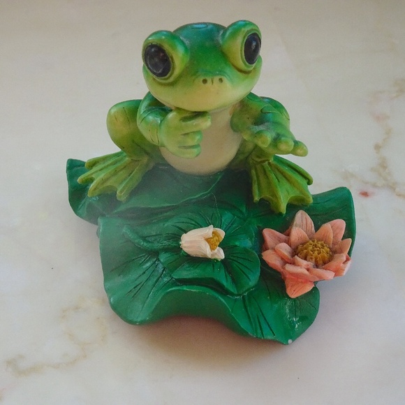 Cute Frog On a Lily Pad Whimsical Gardencore Novelty Figurine Home Decor - Picture 2 of 6